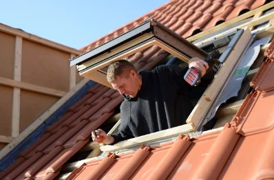 Pose de fenêtres de toit Velux à Commelle-Vernay